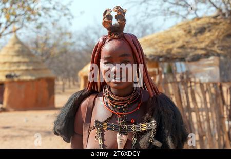 Rural Namibia - 22 août 2023 : Portrait d'une femme Himba habillée dans un style traditionnel en Namibie, Afrique. Banque D'Images