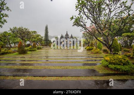 Un temple bouddhiste le soir sous la pluie. Le temple Brahmavihara-Arama possède de beaux jardins et abrite également un monastère. Banque D'Images