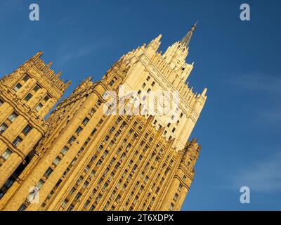 Paysage urbain de Moscou sur fond de ciel bleu. Bâtiment du Ministère des affaires étrangères MFA. Toits de maisons résidentielles sur ciel bleu, botto Banque D'Images