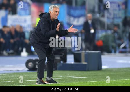 Jose' Mourinho entraîneur-chef de Roma Gestures lors du championnat italien Serie A match de football entre SS Lazio et AS Roma le 12 novembre 2023 au Stadio Olimpico à Rome, Italie - photo Federico Proietti / DPPI Banque D'Images