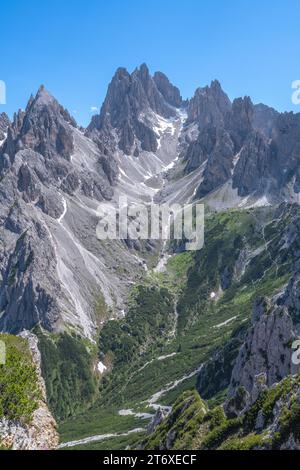 Vue célèbre sur les montagnes Cadini di Misurina comme vu de dessous la Tre Cime di Lavaredo. Vallée glaciaire alpine emblématique dans les Dolomites italiennes. Banque D'Images