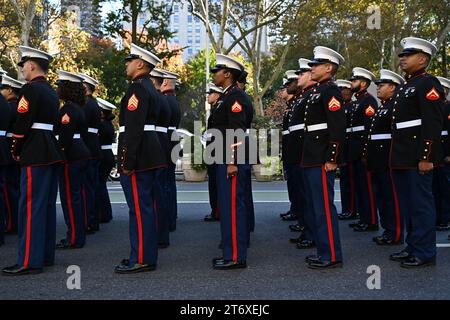 Le US Marine Corp participe à la 104e parade annuelle de la Journée des vétérans de New York le 11 novembre 2023 à New York. Banque D'Images