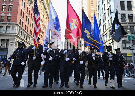 Des membres du service de police de la ville de New York défilent lors du 104e défilé annuel de la Journée des vétérans de la ville de New York le 11 novembre 2023 à New York. Banque D'Images