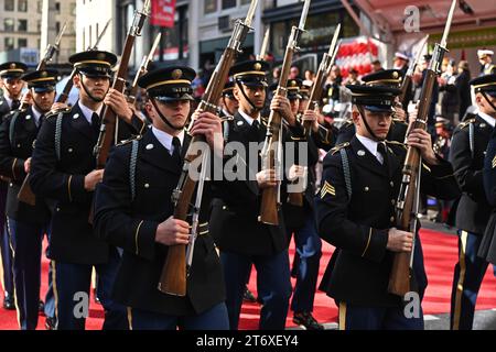 Le peloton Silent Drill de l'US Marine Corp marche lors de la 104e parade annuelle du New York City Veterans Day Parade le 11 novembre 2023 à New York. Banque D'Images