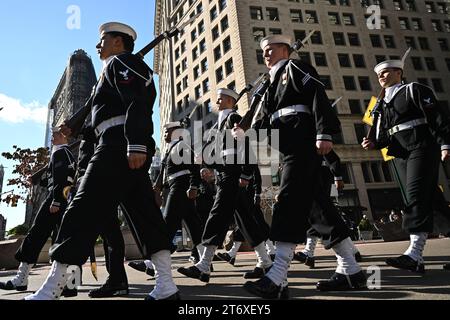 La marine américaine participe à la 104e parade annuelle du New York City Veterans Day Parade le 11 novembre 2023 à New York. Banque D'Images