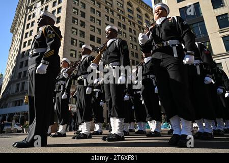 La marine américaine participe à la 104e parade annuelle du New York City Veterans Day Parade le 11 novembre 2023 à New York. Banque D'Images