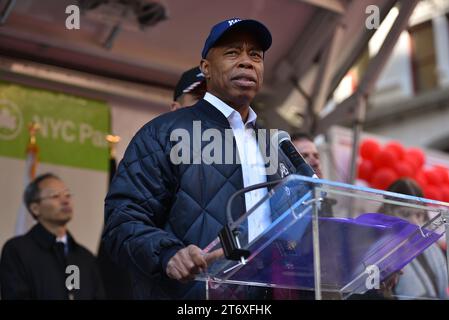 Le maire Eric Adams participe à la 104e parade annuelle de la Journée des anciens combattants de New York le 11 novembre 2023 à New York. Banque D'Images