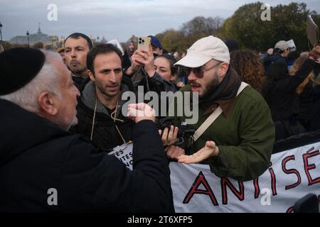 Une personne s’identifiant comme juive et adhérant aux idées du rassemblement National s’oppose à l’action de mes membres du Golem, un collectif de jeunes juifs de gauche opposés à l’arrivée du rassemblement National lors de la marche civique contre l’antisémitisme. Paris, 12 novembre 2023. Photos de Jeremy Paoloni/ABACAPRESS.COM Banque D'Images