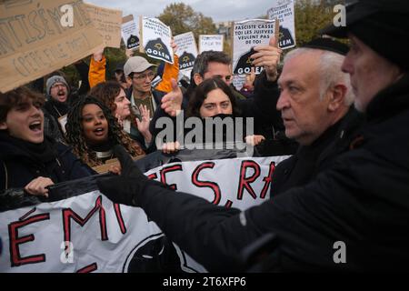 Une personne s’identifiant comme juive et adhérant aux idées du rassemblement National s’oppose à l’action de mes membres du Golem, un collectif de jeunes juifs de gauche opposés à l’arrivée du rassemblement National lors de la marche civique contre l’antisémitisme. Paris, 12 novembre 2023. Photos de Jeremy Paoloni/ABACAPRESS.COM Banque D'Images