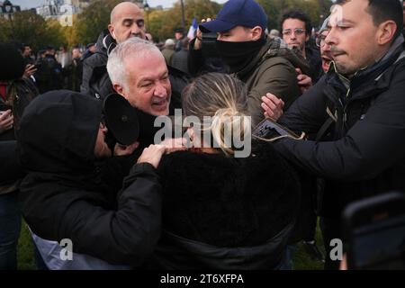 Une personne s’identifiant comme juive et adhérant aux idées du rassemblement National s’oppose à l’action de mes membres du Golem, un collectif de jeunes juifs de gauche opposés à l’arrivée du rassemblement National lors de la marche civique contre l’antisémitisme. Paris, 12 novembre 2023. Photos de Jeremy Paoloni/ABACAPRESS.COM Banque D'Images