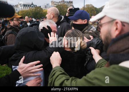 Une personne s’identifiant comme juive et adhérant aux idées du rassemblement National s’oppose à l’action de mes membres du Golem, un collectif de jeunes juifs de gauche opposés à l’arrivée du rassemblement National lors de la marche civique contre l’antisémitisme. Paris, 12 novembre 2023. Photos de Jeremy Paoloni/ABACAPRESS.COM Banque D'Images