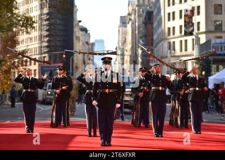 Le peloton Silent Drill de l'US Marine Corp marche lors de la 104e parade annuelle du New York City Veterans Day Parade le 11 novembre 2023 à New York. Banque D'Images