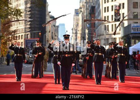 Le peloton Silent Drill de l'US Marine Corp marche lors de la 104e parade annuelle du New York City Veterans Day Parade le 11 novembre 2023 à New York. Banque D'Images