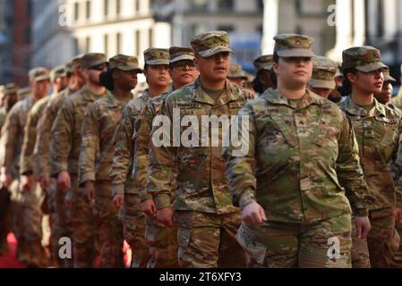 L'armée américaine participe à la 104e parade annuelle de la Journée des vétérans de New York le 11 novembre 2023 à New York. Banque D'Images