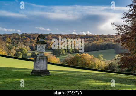 La lumière du soleil sur les couleurs automnales perçant les nuages à Polesden Lacey Surrey en novembre Banque D'Images