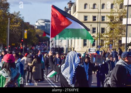 Londres, Royaume-Uni. 11 novembre 2023. Manifestants sur le pont de Vauxhall. Des centaines de milliers de personnes ont défilé vers l’ambassade américaine en solidarité avec la Palestine, appelant à un cessez-le-feu. La manifestation était la plus importante depuis le début de la guerre entre Israël et le Hamas. Banque D'Images