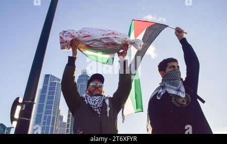 Londres, Royaume-Uni. 11 novembre 2023. Manifestants sur le pont de Vauxhall. Des centaines de milliers de personnes ont défilé vers l’ambassade américaine en solidarité avec la Palestine, appelant à un cessez-le-feu. La manifestation était la plus importante depuis le début de la guerre entre Israël et le Hamas. Banque D'Images