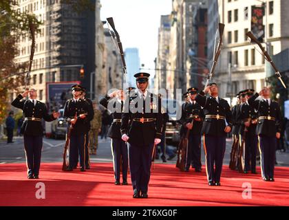 Le peloton Silent Drill de l'US Marine Corp marche lors de la 104e parade annuelle du New York City Veterans Day Parade le 11 novembre 2023 à New York. Banque D'Images