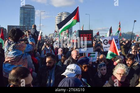 Londres, Royaume-Uni. 11 novembre 2023. Manifestants sur le pont de Vauxhall. Des centaines de milliers de personnes ont défilé vers l’ambassade américaine en solidarité avec la Palestine, appelant à un cessez-le-feu. La manifestation était la plus importante depuis le début de la guerre entre Israël et le Hamas. Banque D'Images