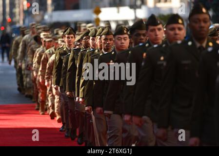 L'armée américaine participe à la 104e parade annuelle de la Journée des vétérans de New York le 11 novembre 2023 à New York. Banque D'Images