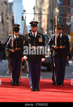 Le peloton Silent Drill de l'US Marine Corp marche lors de la 104e parade annuelle du New York City Veterans Day Parade le 11 novembre 2023 à New York. Banque D'Images