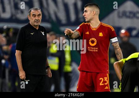 Maurizio Sarri, entraîneur-chef du SS Lazio et Gianluca Mancini de L'AS Roma parlent lors du match de Serie A entre le SS Lazio et L'AS Roma au stade Olimpico de Rome (Italie), le 12 novembre 2023. Banque D'Images