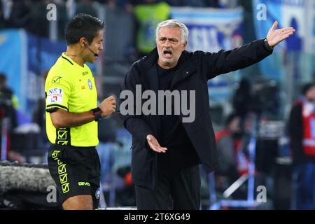 Jose's Mourinho entraîneur-chef de Roma réagit lors du championnat italien Serie A match de football entre SS Lazio et AS Roma le 12 novembre 2023 au Stadio Olimpico à Rome, Italie - photo Federico Proietti / DPPI Banque D'Images