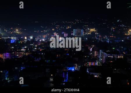 Assam, Inde. 12 novembre 2023. Les gens ont illuminé leur maison avec des lumières colorées, , à l'occasion du festival Diwali, la fête hindoue des lumières, à Guwahati, Assam, Inde, le 12 novembre 2023. Crédit : David Talukdar/Alamy Live News Banque D'Images