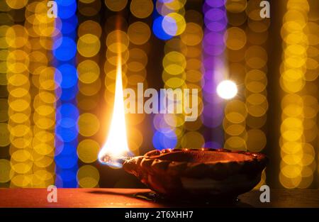 Assam, Inde. 12 novembre 2023. Les gens allument des lampes à huile, à l'occasion du festival Diwali, la fête hindoue des lumières, à Guwahati, Assam, Inde, le 12 novembre 2023. Crédit : David Talukdar/Alamy Live News Banque D'Images