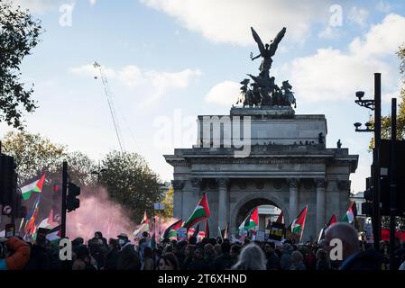 Londres, Royaume-Uni. 11 novembre 2023. Marche nationale pour la Palestine, Londres, Royaume-Uni, 11 novembre 2023. Plus de 300 000 000 personnes défilent à Londres pour manifester leur solidarité envers la population de Gaza et appeler à un cessez-le-feu maintenant, un jour qui coïncide avec la célébration nationale du jour de l’armistice pour marquer la fin de la première Guerre mondiale et de tous ceux qui ont perdu la vie dans le conflit. Il y a eu controverse sur le maintien de l'ordre de l'événement, après que la ministre de l'intérieur Suella Braverman a affirmé que la police métropolitaine avait maintenu des événements comme celui-ci avec parti pris. Crédit : Francesca Moore/Alamy Live News Banque D'Images