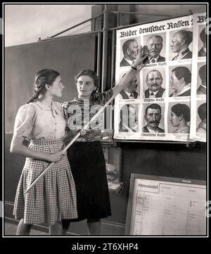 Leçons de propagande d'endoctrinement racial nazi profilage, avec l'enseignant pointant vers une variété de portraits allemands, intitulés «images de races allemandes» années 1930 Allemagne nazie raciste nazie raciste nazie profilage racial idéologie éducative extrémisme radicalisation Banque D'Images