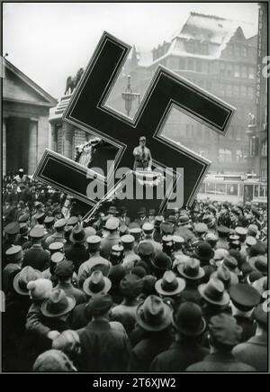 SWASTIKA STURMABTEILUNG DISCOURS PROPAGANDE POPULAIRE NSDAP rassemblement nazi d'avant-guerre utilisant la Swastika comme un grand accessoire de propagande mobile, comme ici dans une photographie prise à Hambourg en Allemagne lors d'un discours NSDAP en 1933 Banque D'Images