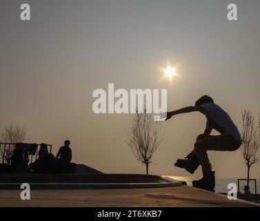 Istanbul coucher de soleil avec silhouettes humaines Banque D'Images