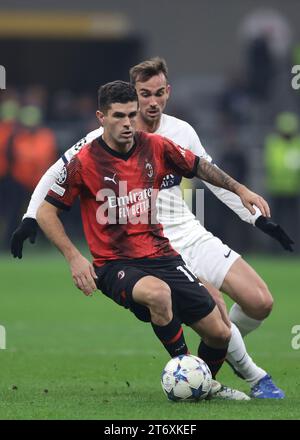 Milan, Italie, 7 novembre 2023. Christian Pulisic de l'AC Milan est poursuivi par Fabian Ruiz du PSG lors du match de l'UEFA Champions League à Giuseppe Meazza, Milan. Le crédit photo devrait se lire : Jonathan Moscrop / Sportimage Banque D'Images