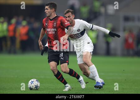 Milan, Italie, 7 novembre 2023. Christian Pulisic de l'AC Milan est poursuivi par Fabian Ruiz du PSG lors du match de l'UEFA Champions League à Giuseppe Meazza, Milan. Le crédit photo devrait se lire : Jonathan Moscrop / Sportimage Banque D'Images