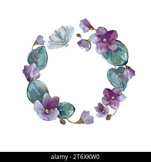 Couronne avec fleurs violettes, feuilles et papillon isolé sur blanc. Peint à la main avec des aquarelles. conception de cartes, emballage et décoration de tissu Banque D'Images