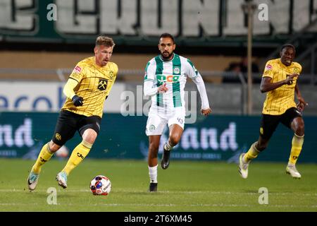 KERKRADE, PAYS-BAS - 12 NOVEMBRE : Marvin Pourie combat pour le ballon avec Marvin Peersman du FC Groningen lors du match néerlandais Keuken Kampioen Divisie entre Roda JC Kerkrade et le FC Groningen au Parkstad Limburg Stadion le 12 novembre 2023 à Kerkrade, pays-Bas. (Photo par Orange Pictures) Banque D'Images