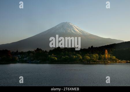 Vues du mont Fuji couvert de neige depuis le lac Kawaguchi au Japon. Banque D'Images