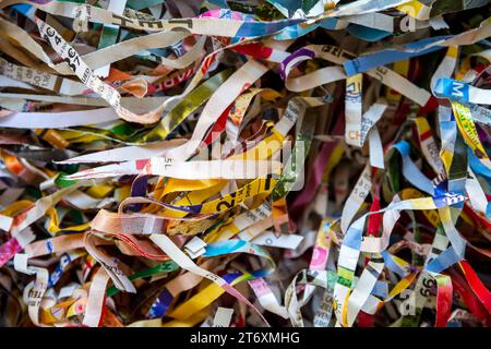 Papier peint de papiers déchiquetés colorés. Arrière-plan de la vue macro Banque D'Images