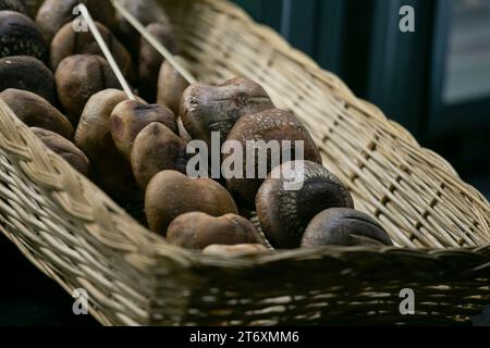 Les champignons Shiitake japonais ont cuisiné de la sauce tomate dans un stand de Street food à Tokyo. Banque D'Images