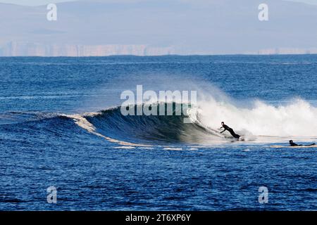 Thurso, Écosse. 9 novembre 2023. Un surfeur chevauchant une vague à Thurso East. Banque D'Images