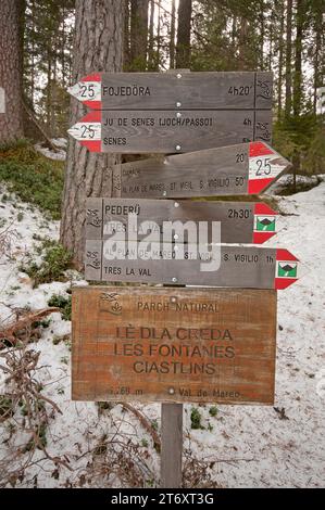 Panneaux de signalisation dans le parc naturel de Fanes-Senes-Braies, San Vigilio di Marebbe, Trentin-Haut-Adige, Italie Banque D'Images