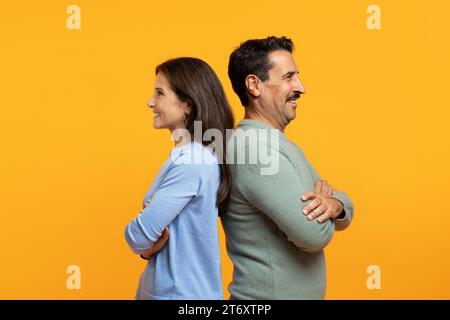 Heureuse famille caucasienne âgée confiante dans décontracté, dos à dos avec les bras croisés Banque D'Images