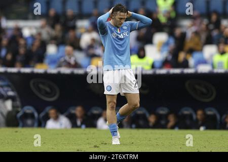 Piotr Zielinski, le milieu de terrain polonais du SSC Napoli, semble abattu lors du match de football Serie A entre le SSC Napoli et Empoli au stade Diego Armando Maradona de Naples, dans le sud de l'Italie, le 12 novembre 2023. Banque D'Images