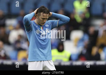 Piotr Zielinski, le milieu de terrain polonais du SSC Napoli, semble abattu lors du match de football Serie A entre le SSC Napoli et Empoli au stade Diego Armando Maradona de Naples, dans le sud de l'Italie, le 12 novembre 2023. Banque D'Images