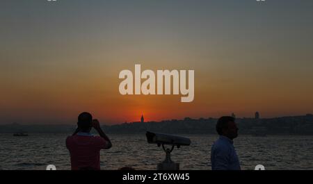 Istanbul coucher de soleil avec silhouettes humaines Banque D'Images