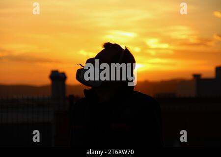 Istanbul coucher de soleil avec silhouettes humaines Banque D'Images