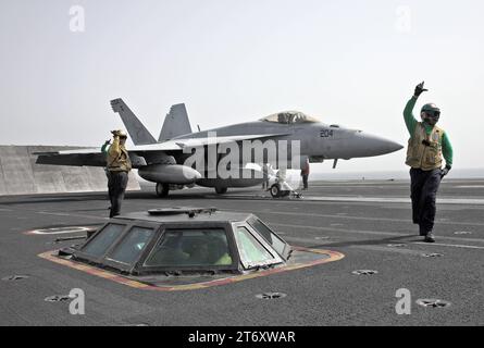 Ein Kampfflugzeug der U.S. Navy USN vom Typ Boeing F/A-18E Super Hornet ist auf dem amerikanischen Flugzeugträger USS Abraham Lincoln CVN-72 für den Katapultstart startklar. Flugaktivitäten an bord des US-amerikanischen Flugzeugträgers USS Abraham Lincoln CVN-72 mit Kampfflugzeugen vom Typ Boeing F/A-18 E/F Super Hornet im Persischen Golf während Operation Iraqi Freedom / Enduring Freedom im Mai 2008. *** Un avion de chasse U S Navy USN Boeing F A 18E Super Hornet est prêt pour le décollage de catapulte sur le porte-avions américain USS Abraham Lincoln CVN 72 activités de vol à bord de l'avion américain carrie Banque D'Images