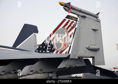 Ein Kampfflugzeug der U.S. Navy USN vom Typ Boeing F/A-18E Super Hornet der VFA-137 Kestrels Commander Air Group CAG auf dem US-amerikanischen Flugzeugträger USS Abraham Lincoln CVN-72. Flugaktivitäten an bord des US-amerikanischen Flugzeugträgers USS Abraham Lincoln CVN-72 mit Kampfflugzeugen vom Typ Boeing F/A-18 E/F Super Hornet im Persischen Golf während Operation Iraqi Freedom / Enduring Freedom im Mai 2008. *** Un U S Navy USN Boeing F A 18E Super Hornet chasseur du VFA 137 Kestrels Commander Air Group CAG sur le porte-avions américain USS Abraham Lincoln CVN 72 activités de vol Banque D'Images