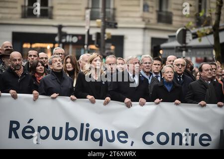 Anne Hidalgo (2L), maire de Paris, participe avec l'ancien Président Nicolas Sarkozy (3L), le Président de l'Assemblée nationale Yael Braun-Pivet (4L), le Président du Sénat Gérard Larcher (3R), la première ministre Elisabeth borne (2R) et l'ancien Président François Hollande à une marche contre l'antisémitisme à Paris le 12 novembre, 2023. Photo de Firas Abdullah/ABACAPRESS.COM Banque D'Images